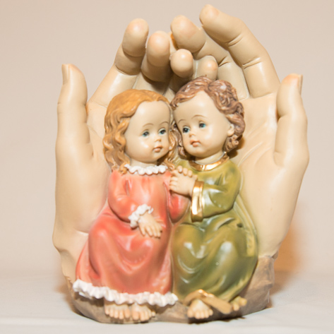 schützende Hände mit Kinderpaar