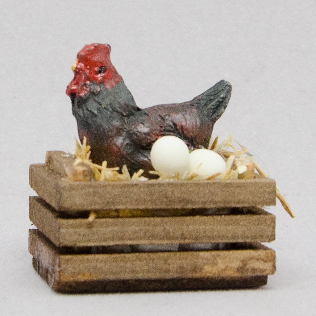 Holzkiste mit Huhn und Eier