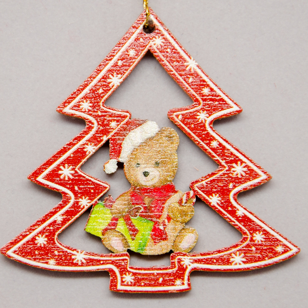 Teddy mit Päckchen in Tanne