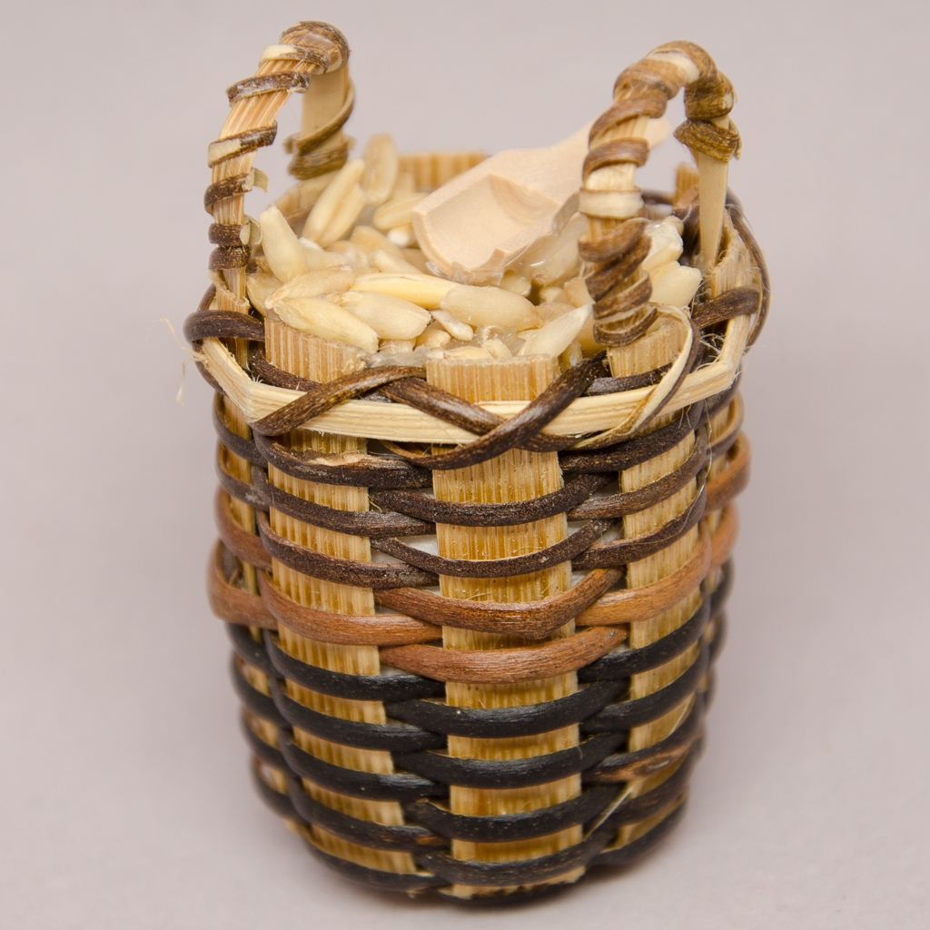 Körbchen mit Getreide und Holzlöffel